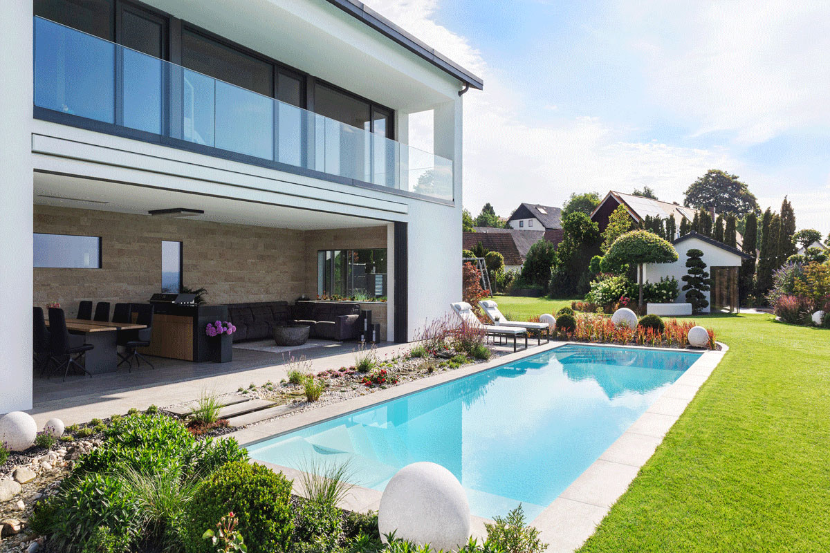 Pool mit Terrasse und Garten als Inspiration für das eigene Poolprojekt